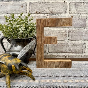 Initiale en bois de 7 po. E ! Décoration alphabet vintage découpée à la main ! Lettre monogramme !