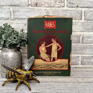 Boîte publicitaire nationale de sous-vêtements Hanes des années 1920 !  Boîte en carton de sous-vêtements pour garçons ! PH Hanes Knitting Co ! Winston Salem, Caroline du Nord ! Publicité ancienne !