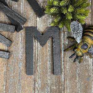 Lettre initiale M en bois noir de 7 po. ! Décoration alphabet vintage découpée à la main ! Lettre monogramme !