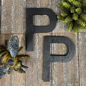 Lettre initiale P en bois noir de 7 po. ! Décoration alphabet vintage découpée à la main ! Lettre monogramme !