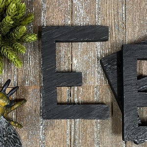 Initiale en bois noir de 7 po. E! Décoration alphabet vintage découpée à la main ! Lettre monogramme !