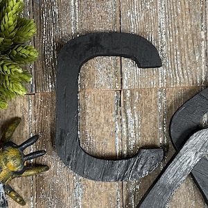 Lettre C initiale en bois noir de 7 po. ! Décoration alphabet vintage découpée à la main ! Lettre monogramme !