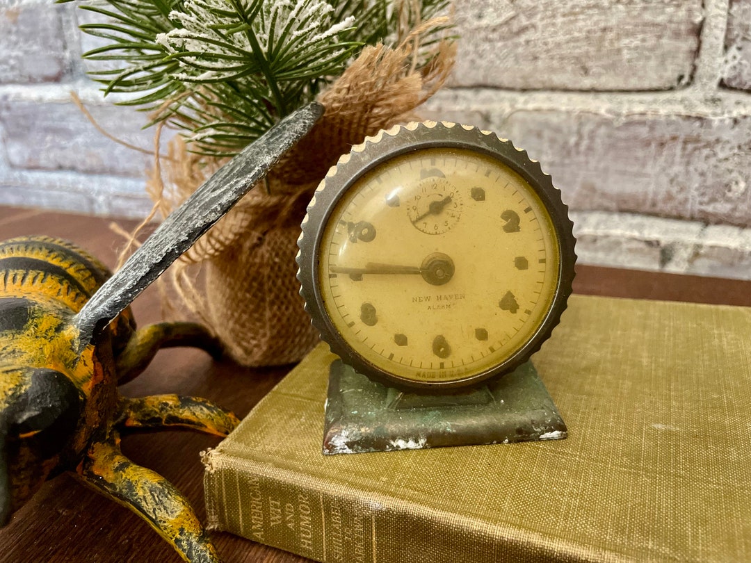 New Haven Wind up Alarm Clock Display Vintage Clock Collector Timepiece