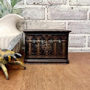 Fancy Tobacco Tin!  Collectible Tobacciana! Decorative Tobacco Tin!