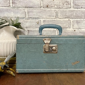 Vacationer Train Case! Vintage Carry On Luggage!