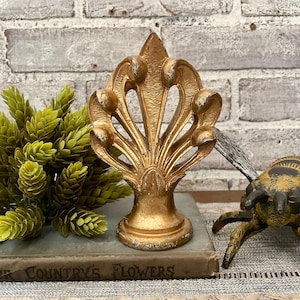 Chippy Gold Flame Finial: Classic Shelf Decor