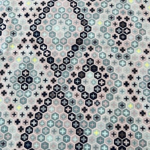 Puede incluir: Una tela con un patrón geométrico repetitivo. El diseño presenta una red de hexágonos y signos más en tonos de rosa, azul, gris y negro. Pequeños acentos amarillos añaden toques de color al diseño general.