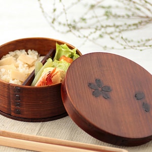 CHERRY BLOSSOM ROUND Personalisierte Handgemachte Japanische Bento Lunch Box 640 ml Magewappa Lack Box Zedernholz