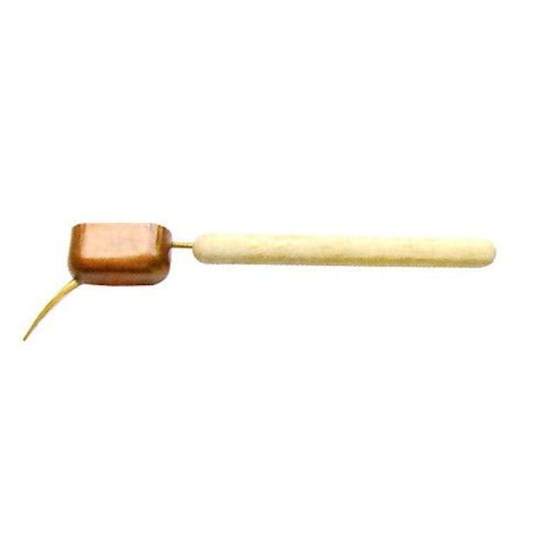 Puede incluir: Una punta de soldar de metal marr&oacute;n con un mango de madera.