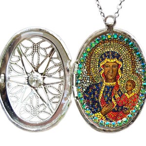 Peut inclure: Collier avec médaillon ovale en argent avec une image en mosaïque de la Vierge Marie et de l'enfant. Le médaillon s'ouvre pour révéler un motif de filigrane décoratif.