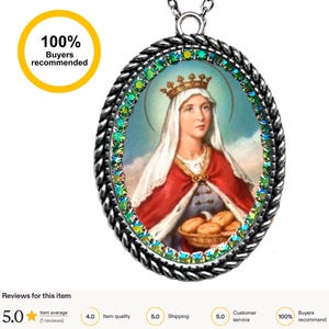 Puede incluir: Collar con colgante ovalado plateado con una imagen religiosa de una mujer con capa roja y velo blanco, con corona. El colgante está enmarcado con un diseño de cuerda y piedras preciosas. El texto "100% Buyers recommended" está en un círculo amarillo.