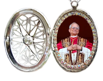 Medaglione di Papa Leone XIV; Nuova collana commemorativa del Papa americano; Primo Papa americano; Dono del Rosario Papale; Roberto Francesco Prevost; Dono di Leone XIV
