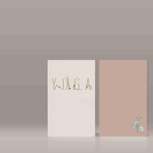 Può includere: Due quaderni. Il primo è bianco sporco con la parola "YOGA" in un font stilizzato, con figure in posizioni yoga integrate nelle lettere. Il secondo quaderno è di colore rosa tenue con un'illustrazione floreale in basso a destra.