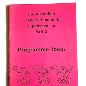 Manuale vintage per le leader delle Girl Guides australiane: idee per il programma Brownie