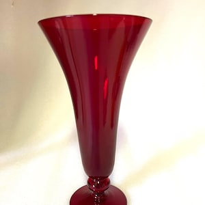 Vaso vintage in vetro soffiato a forma di tromba rossa, apertura svasata, altezza 20 cm, vaso vintage rosso retrò in vetro rosso