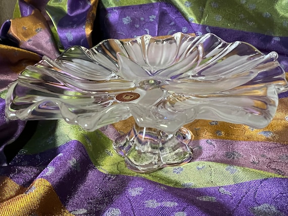 VERART. Grand VASE urne sur piédouche en verre moulé teinté marron à