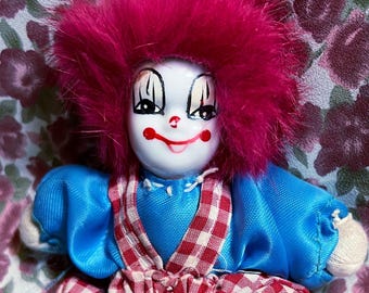 キッチュなパステルカラーのピエロ、人形、ヴィンテージ風、手作り