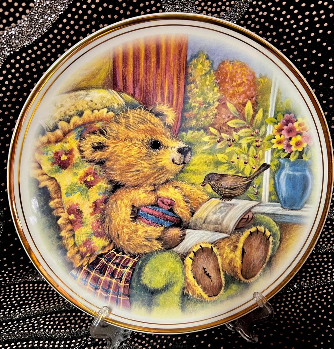 ワンダーデコール2013 YEAR PLATE (TEDDY BEAR) Teddy Bear Plate: Gold Gilt Rim, Fine Bone China, Staffordshire