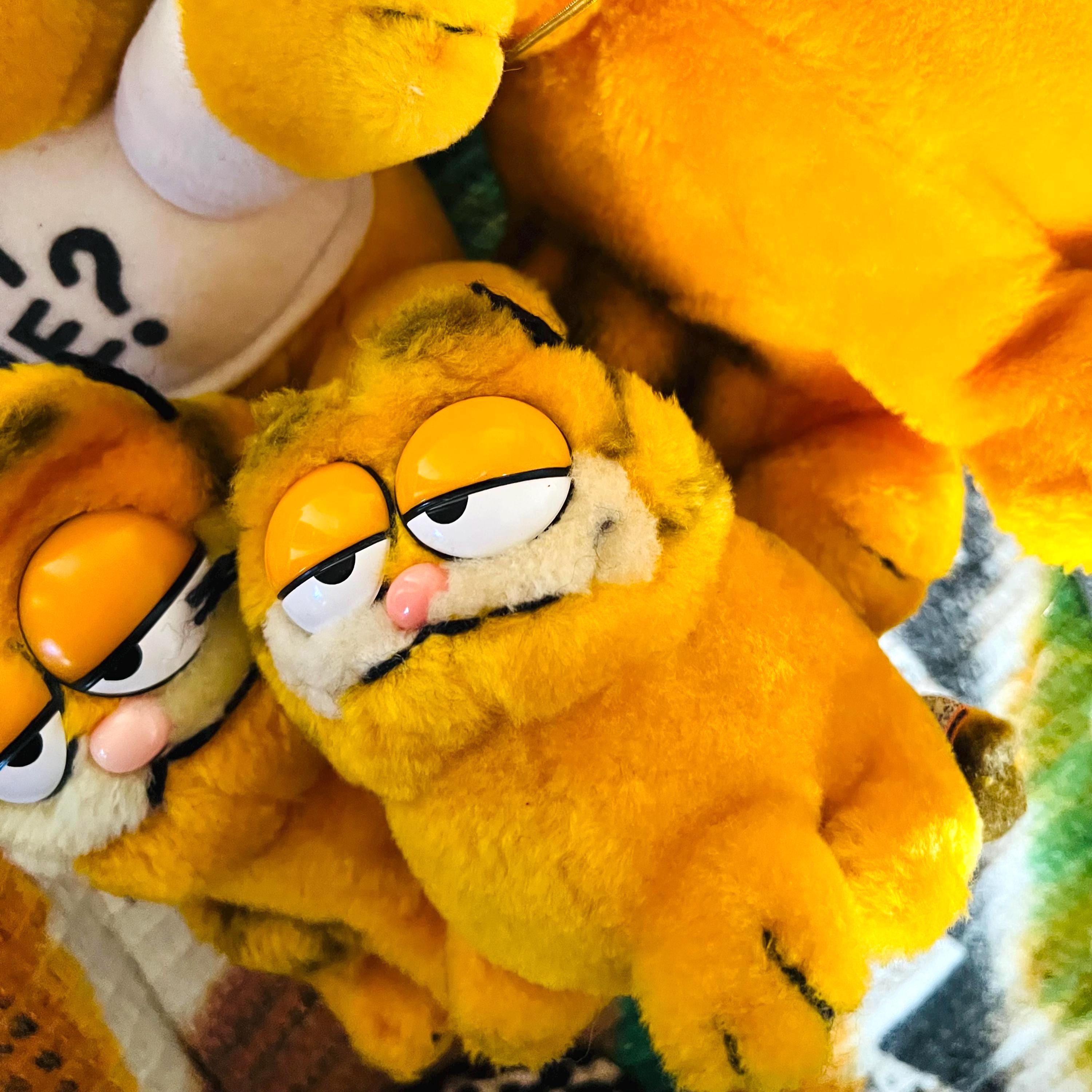 Set Of 4 Vintage 1981 Garfield Plush Toys Large Medium Small set-of-4-vintage-1981-garfield-plush-toys-large-medium-small