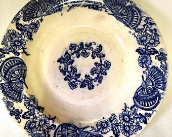 Plato hondo antiguo inglés de transferencia azul oscuro y blanco, cuenco poco profundo, abanico, estampado floral victoriano