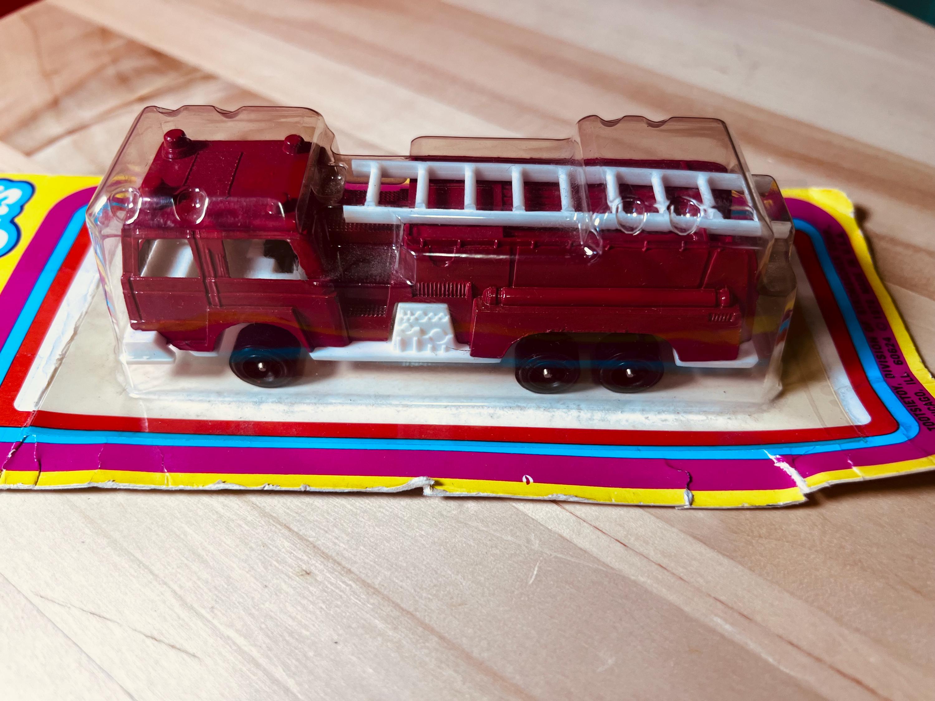 VULLI CAMION POMPIERS PIN PON + 3 PERSONNAGES VINTAGE 1976 TRES RARE IMPORT USA