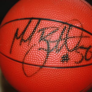 recuerdos deportivos de baloncesto firmados baloncesto pequeño firmado