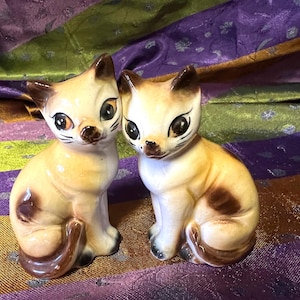 vintage siamese cats small 8 cm figurines salt and pepper shakers vintage Japan pair