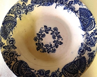 Plato hondo antiguo inglés de transferencia azul oscuro, cuenco poco profundo, abanico, estampado floral victoriano