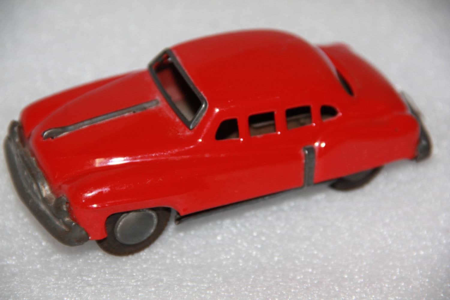 ヴィンテージブリキおもちゃの車：1940年代の日本のレトロコレクターズ