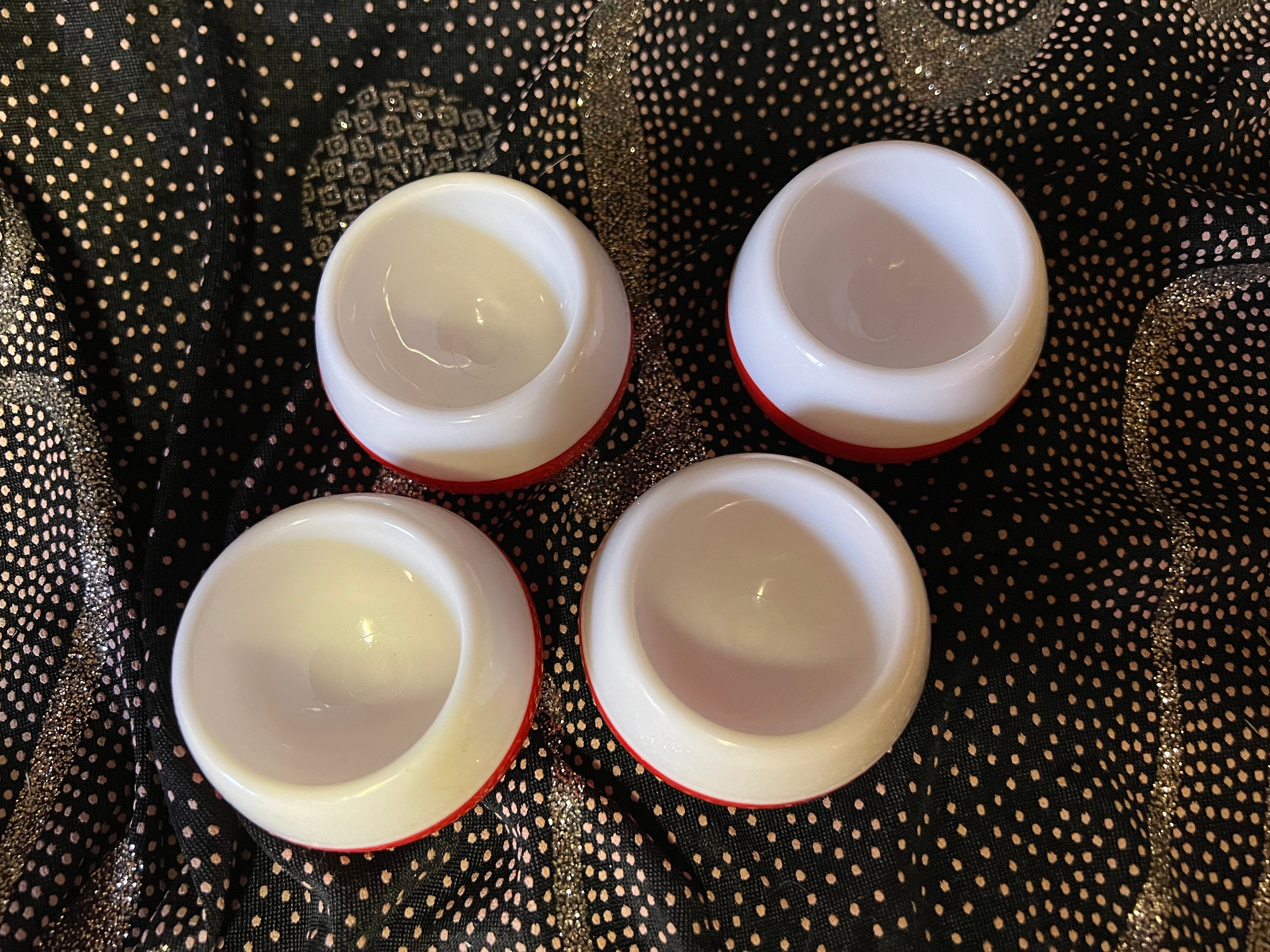 ヴィンテージの赤と白のプラスチック製エッグカップ - 4個セット - 未