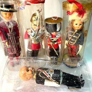 Vintage britische und schottische Wachpuppen Lot von 5 Sammlerpuppen Queens&#39; Guard Beefeater, Scottish Highlander Midcentury Souvenirpuppen