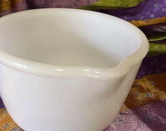 Sunbeam Mixing bowl with spout vintage Sunbeam bowl white glass vintage mixing bowl no chips 11.5 cm tall 51 cm circumference 16 cm opening