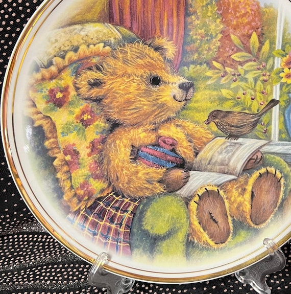 ワンダーデコール2013 YEAR PLATE (TEDDY BEAR) Teddy Bear Plate: Gold Gilt Rim, Fine Bone China, Staffordshire