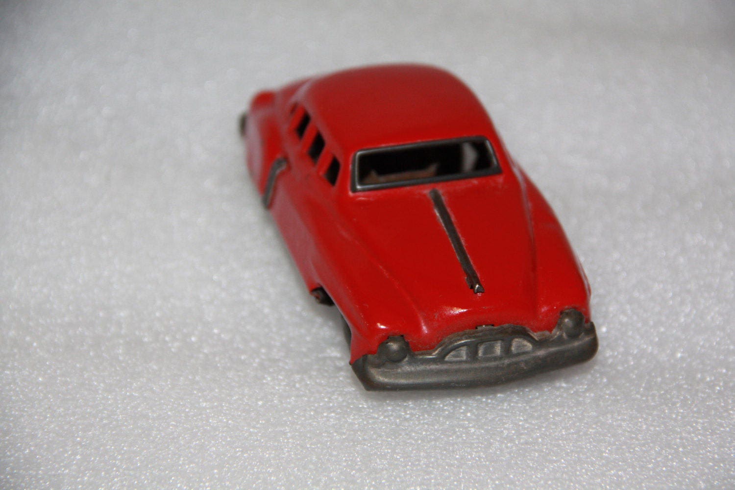 ヴィンテージブリキおもちゃの車：1940年代の日本のレトロコレクターズ