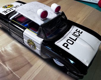 1970 年代の日本製ブリキ製ポリスパトロールおもちゃの車、赤い金属製