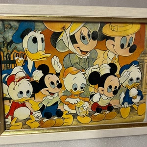 Walt Disney colecionável Mickey Minnie Donald e seus sobrinhos marchando pela Main Street 1979 Cartão postal emoldurado atrás de um vidro Walt Disney