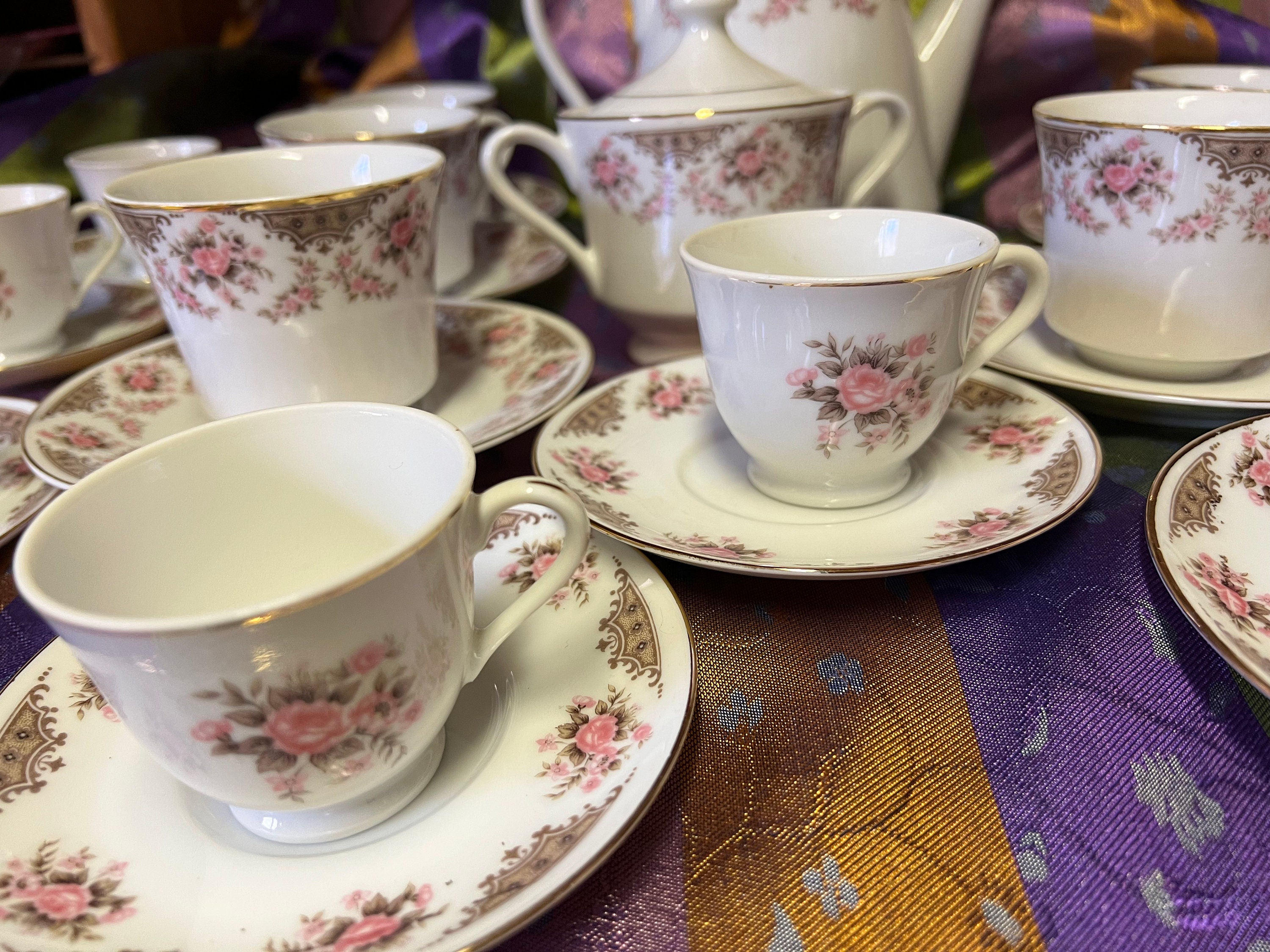 Taiko Japan 26 Piece Fine China Set for 6 With Coffee Pot