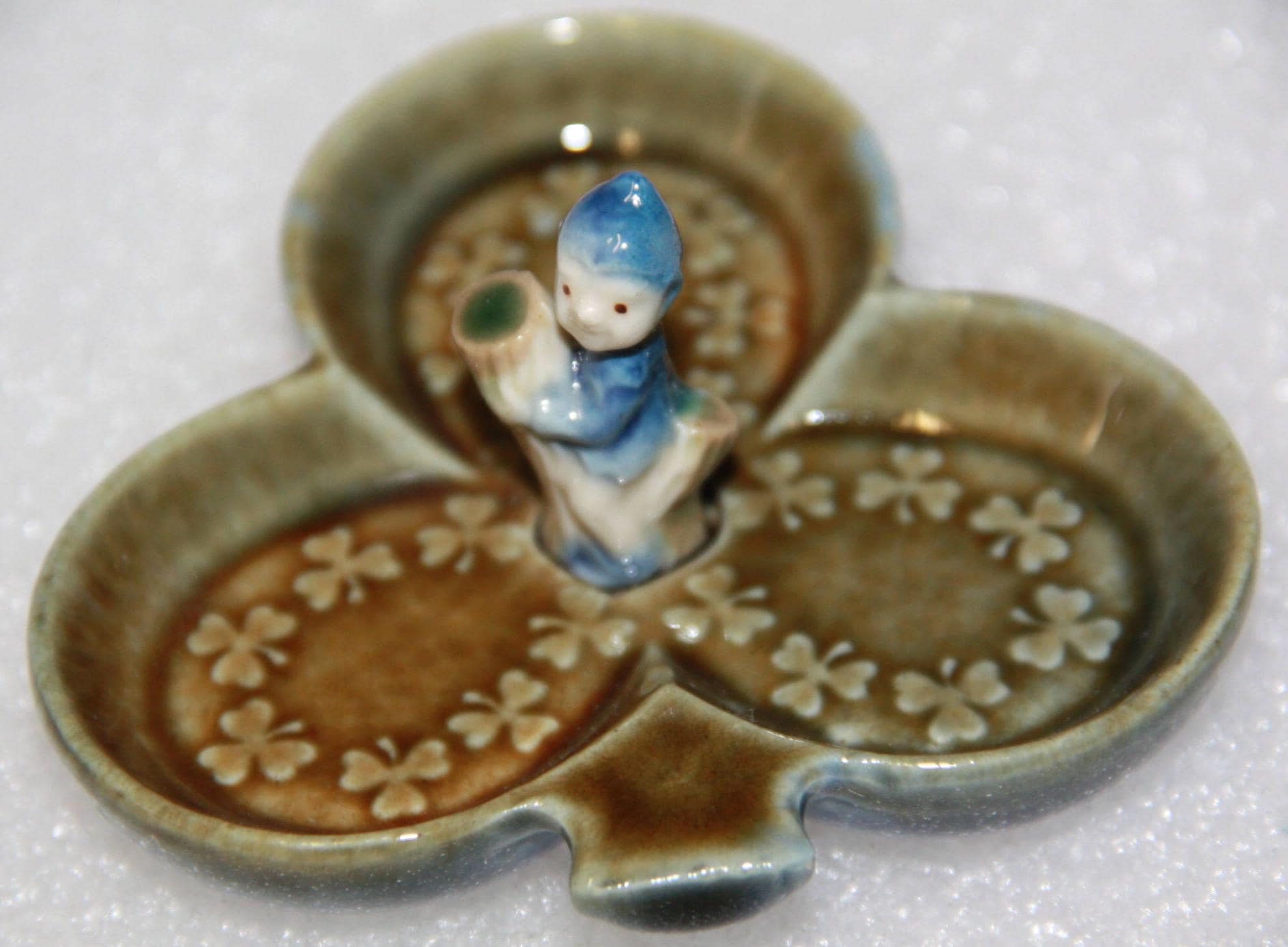 特撮 Cuisine irlandaise Vintage Wade Ireland Clover Dish With Pixie Figure Irish Shamrock