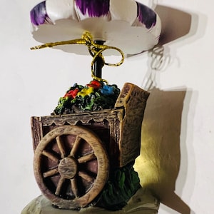 Wózek na kwiaty Hawthorne Village Oryginalny numer w kolekcji Thomasa Kinkade'a Fairy Garden Village, rzeźba, fantasy, kwiatowe wróżki