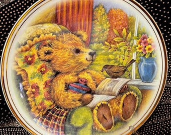 ワンダーデコール2013 YEAR PLATE (TEDDY BEAR) Teddy Bear Plate: Gold Gilt Rim, Fine Bone China, Staffordshire