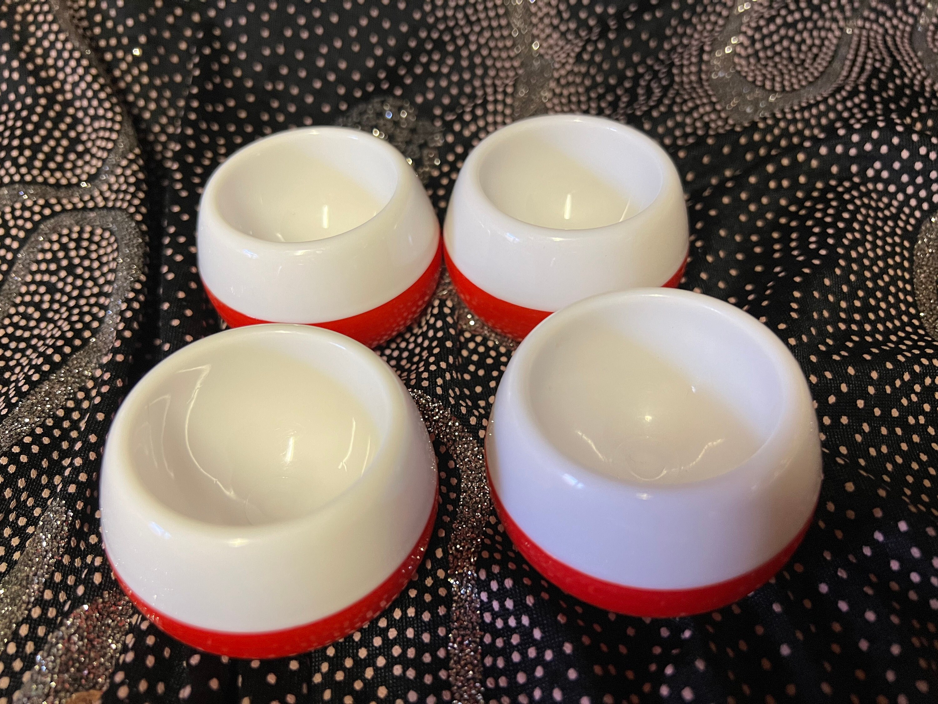 ヴィンテージの赤と白のプラスチック製エッグカップ - 4個セット - 未