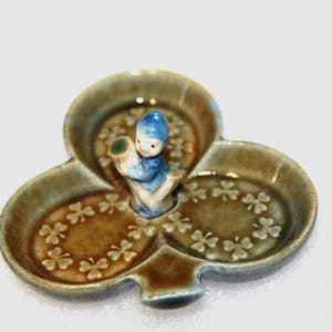 Plato vintage de trébol irlandés Wade Ireland con figura de duendecillo, bandeja de trébol irlandés de 9 cm
