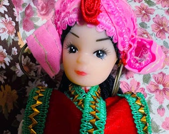 ヴィンテージ中国人形の伝統衣装の女の子、黒髪三つ編み、ピンク、青の
