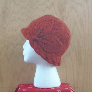 Terra-cotta 1920s style winter hat with leaves, hand knitted beanie, art deco, flapper girl, woman&#39;s cloche autumn accsessory /ready to ship