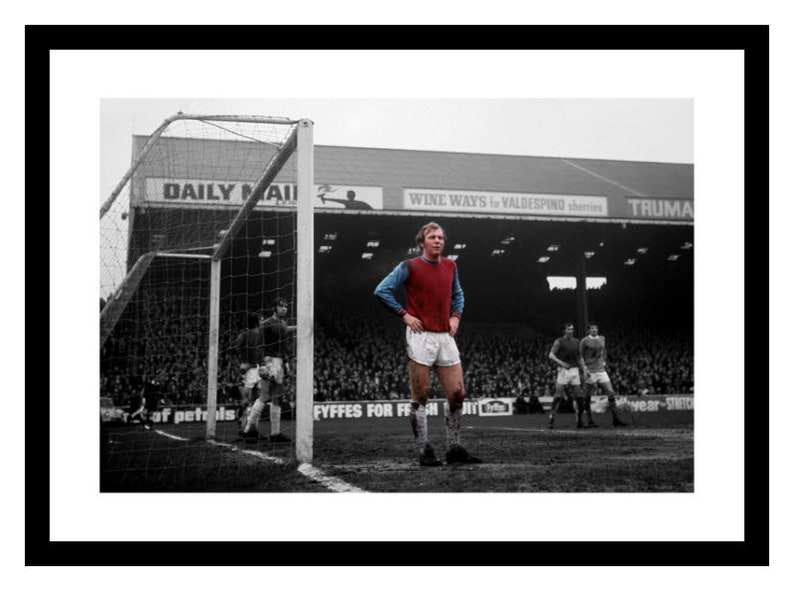 Bobby Moore West Ham Legend Spot Colour Photo Memorabilia image 1