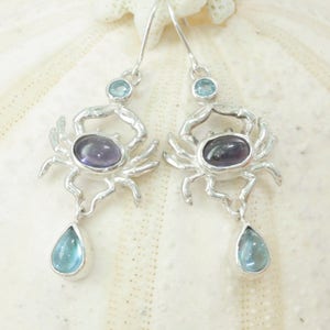 ¡Pendientes de cangrejo azul con topacio azul y iolita!
