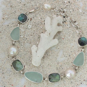 ¡Raro e impresionante! Pulsera de cristal marino color aguamarina: auténtico cristal marino color espuma de mar con labradorita y perlas naturales exquisitamente engastadas en plata de ley.