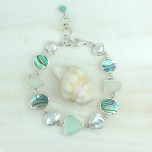 Pulsera de vidrio marino y concha de paua