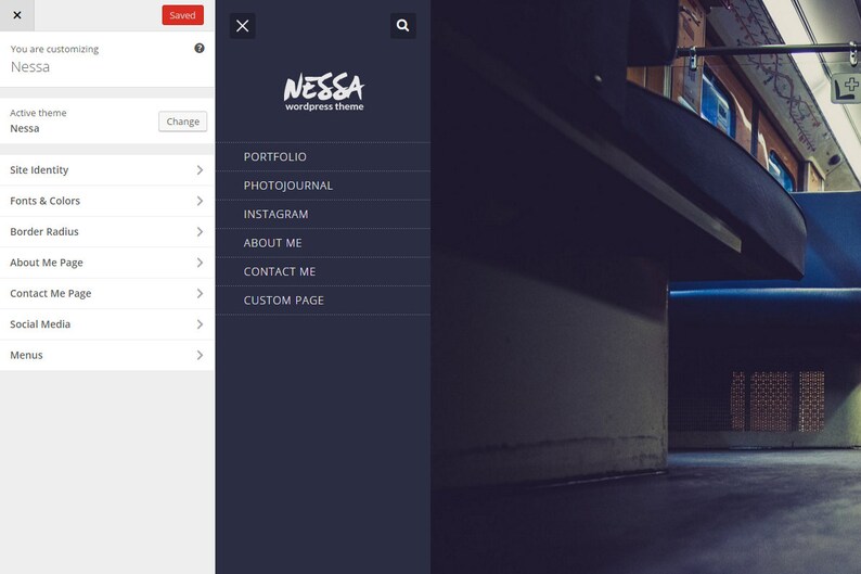 Puede incluir: Una pantalla de personalizaci&oacute;n de sitio web con un men&uacute; en el lado izquierdo que enumera opciones como "Identidad del sitio", "Fuentes y colores", "Radio de borde", "P&aacute;gina sobre m&iacute;", "P&aacute;gina de contacto", "Redes sociales" y "Men&uacute;s". En el lado derecho hay un men&uacute; gris oscuro con el texto "NESSA wordpress theme" y opciones para "Portafolio", "Fotoperiodismo", "Instagram", "Acerca de m&iacute;", "Cont&aacute;ctame" y "P&aacute;gina personalizada".