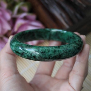 Hohe Qualität, 62 mm. Grün und schwarz Jadeit Jade (Grad A) Hand geschnitzte Armreif, halbrund